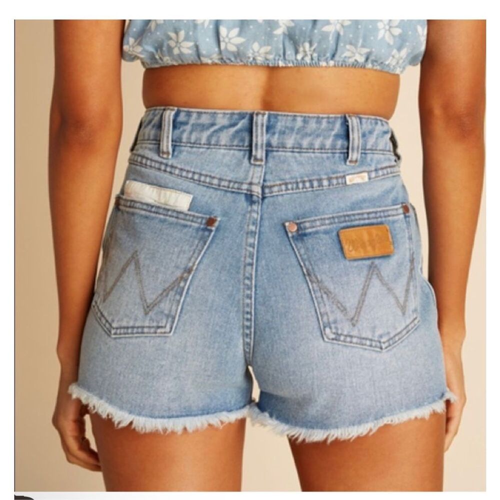 NWT BILLABONG X WRANGLER WOMEN'S HIGH RISE MEDIUM WASH FLORAL SHOWDOWN PATCHWORK - Picture 3 of 7